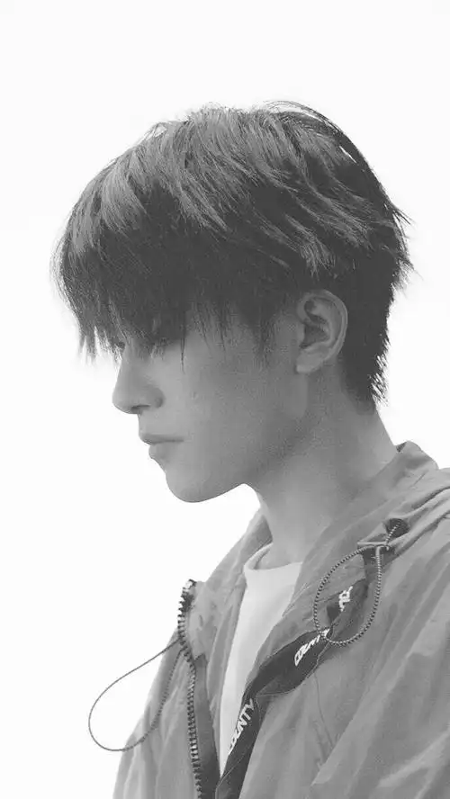 易烊千玺怼脸侧颜照