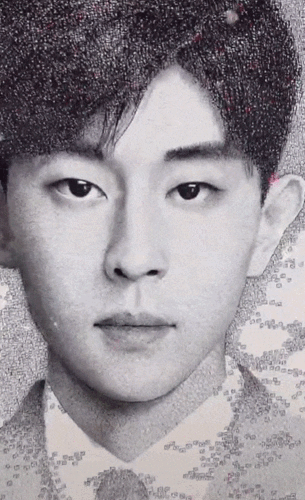 邓伦这幅,是用上万个卡通头像组合成的,就像是玩乐高一样,一个堆一个