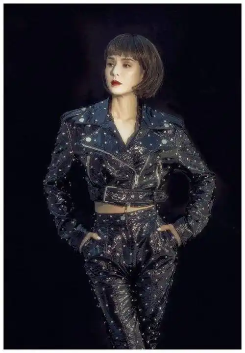 李若彤终于高调一回,短发配皮衣气场开挂,52岁阿姨嫩回25岁少女_李若