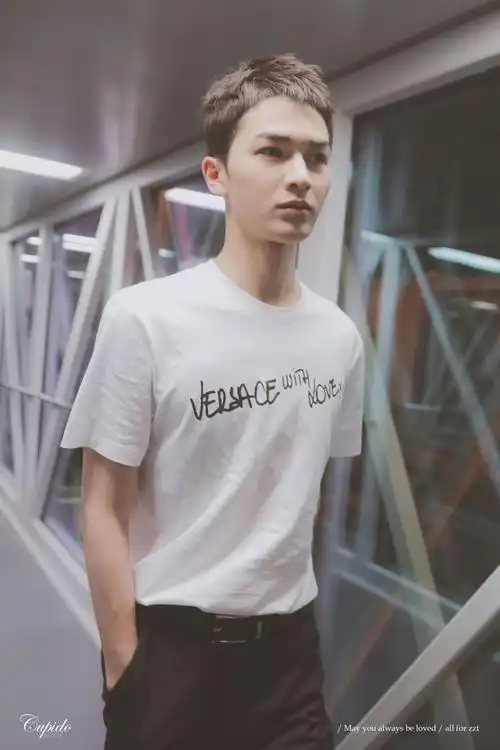 朱正廷深夜现身广州机场重返夏天短发清爽利落英气逼人