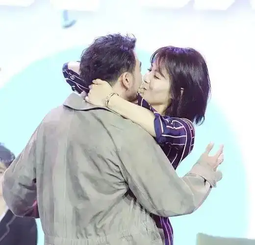 刘涛活动现场勾住杨烁脖子就亲蒋欣直呼太直接吓的捂住双眼