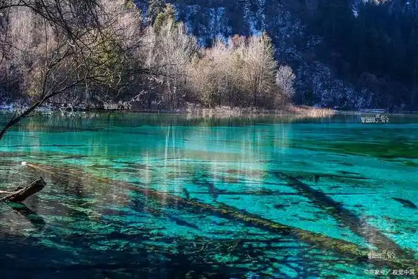 九寨沟,位于中国四川省阿坝藏族羌族自治州,被誉为人间仙境.