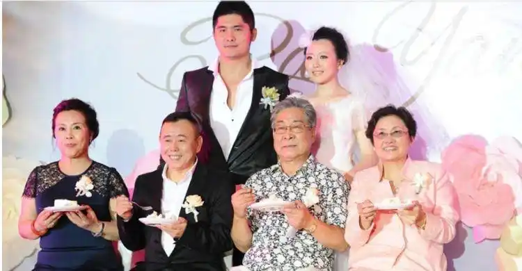 潘阳全家照曝光亿万富豪老公送3800万豪车示爱儿子极像潘长江