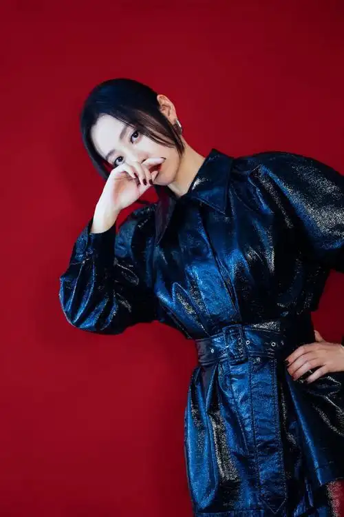 张靓颖厉害了,把别人不敢穿的皮衣穿出了时尚感,这衣品不得了