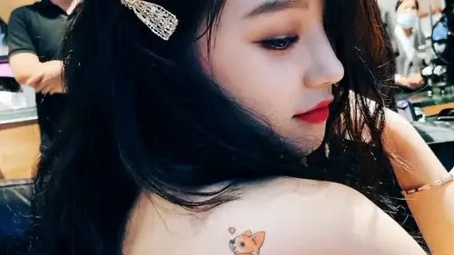 宋雨琦 210715华伦天奴 完整的柯基屁股纹身,终于看到了,可可爱爱~_哔