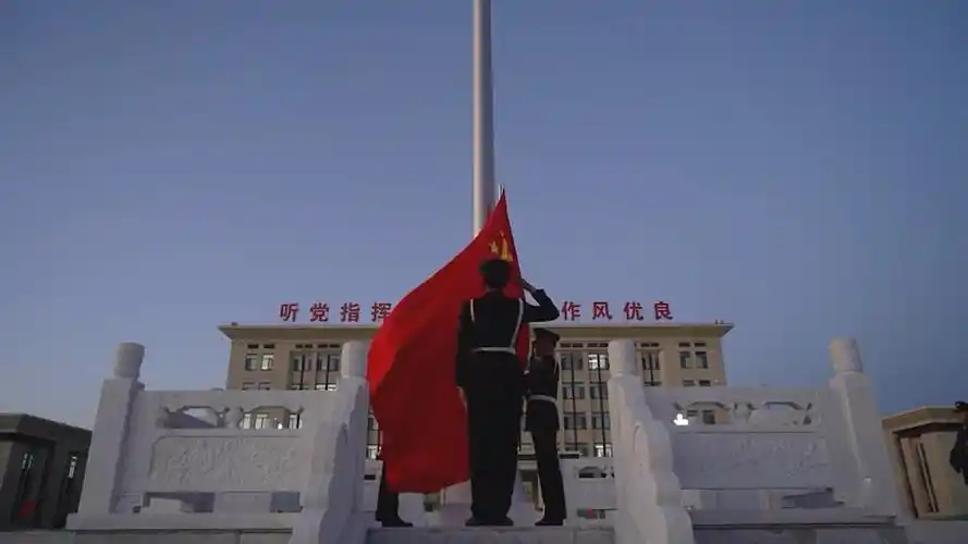 火箭军某旅举行升旗仪式,庆祝新中国成立72周年!