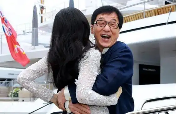 权志龙口无遮拦爆成龙的黑料,但成龙说的这话真的很拉好感