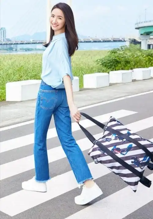 林依晨不会老的吗?37岁还这么有少女感,休闲穿搭照样很漂亮_牛仔裤