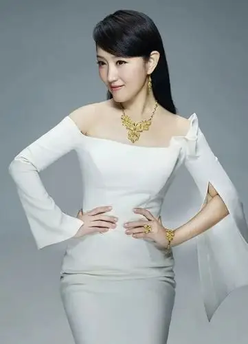 杨钰莹20年前的老照片,黑背带裙搭配白衬衫,这也太美了吧