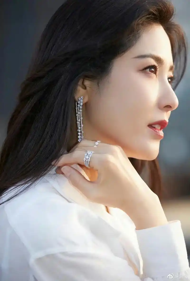 白色是一种高贵的气质#曾黎 - 抖音