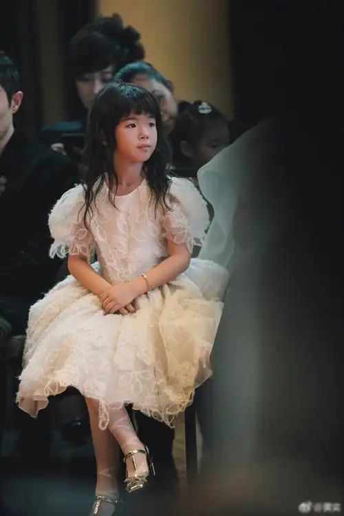 黄奕晒女儿近照,5岁的黄芊玲长相随了爸爸,气质随了妈妈