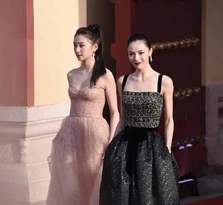 关晓彤钟楚曦同框走红毯网友大呼格格变丫鬟