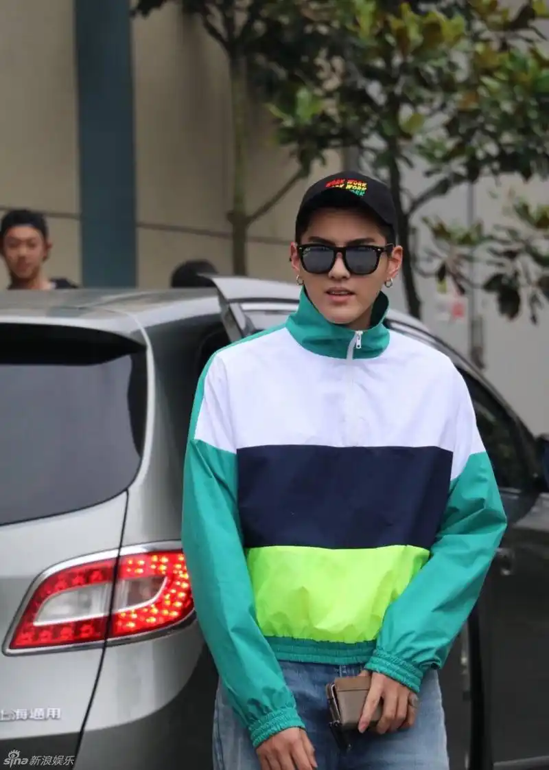 组图吴亦凡现身长沙机场粉丝热情接机