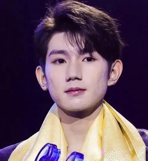 王源台上唱歌,高清镜头下皮肤太让人意外,该去做做管理了吧!