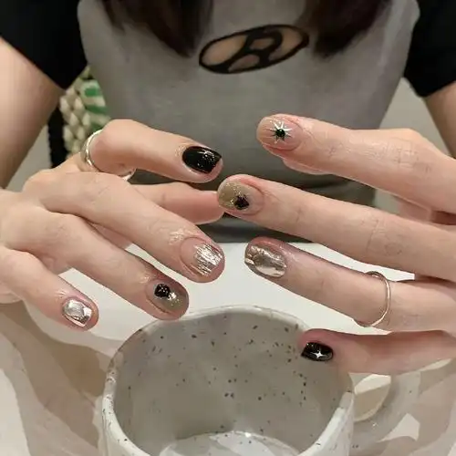 黑色短甲 黄黑皮天菜 不挑手又显白,四季都百搭的美甲款式