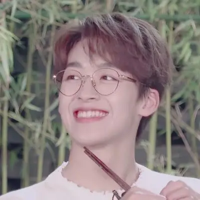 何洛洛这崽崽怎么可以笑的这么甜呜呜呜呜呜妈妈爱你!