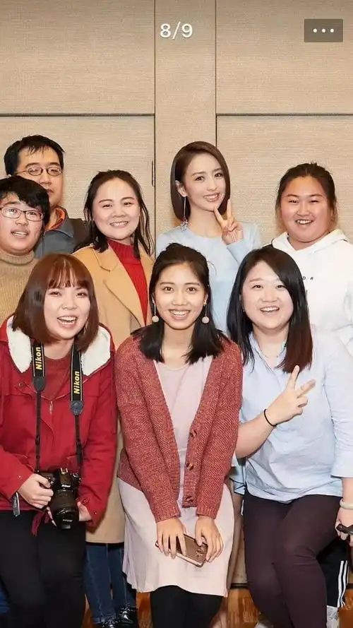 刘亦菲赵薇迪丽热巴和路人合影看出明星的脸比路人小