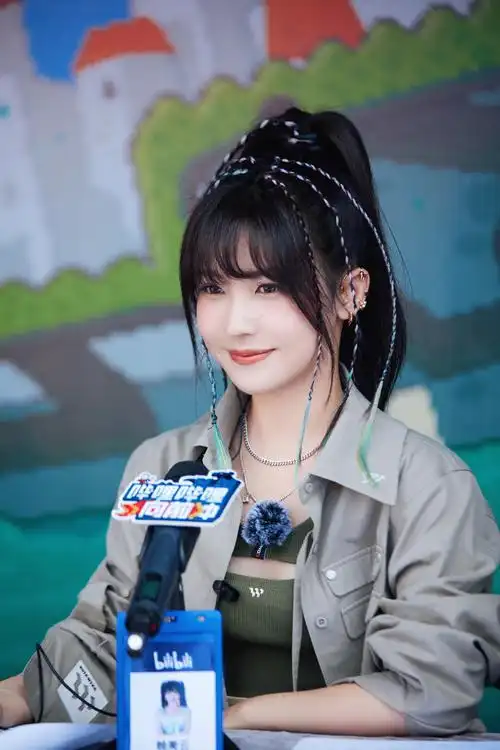 组图:赖美云《哔哩哔哩向前冲》剧照 高马尾工装风笑容甜美_高清图集