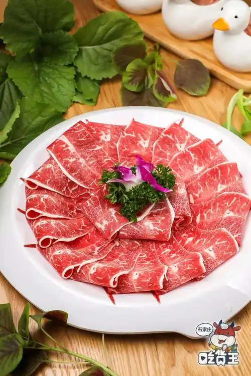 高等级的雪花牛肉纹路清晰可见,高品质在锅里久煮也不会出沫!