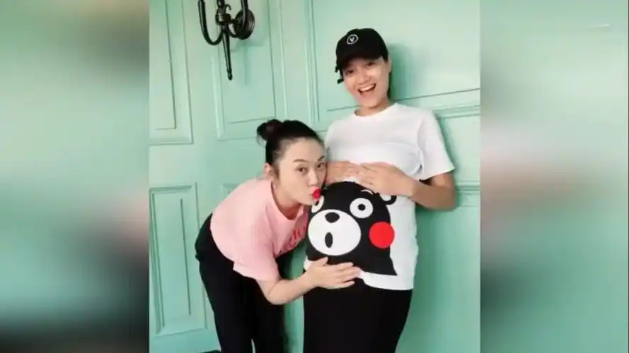 准妈妈朱丹挺大肚晒孕照