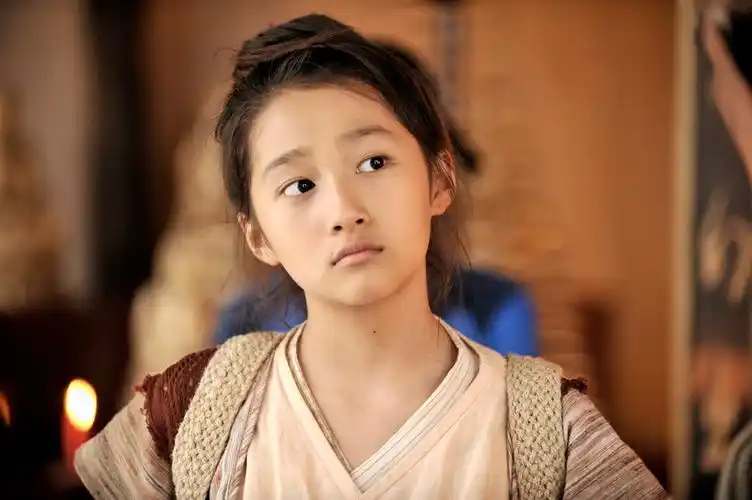 好像关晓彤自身也是一个比较想要叛逆的人,本身性格也许就这样,类似