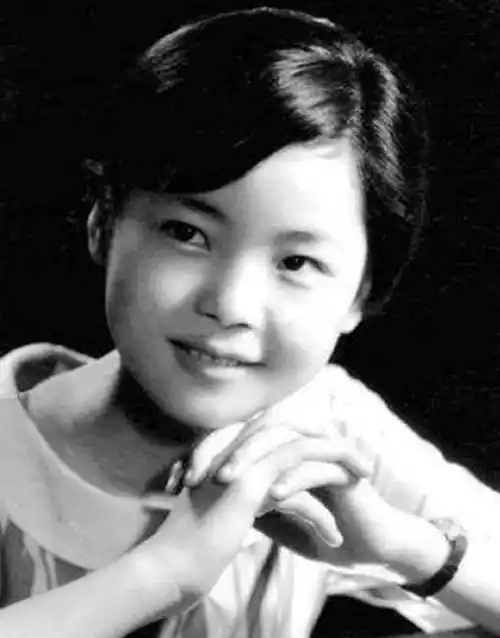 邓丽君梅艳芳的小时候,真是漂亮.