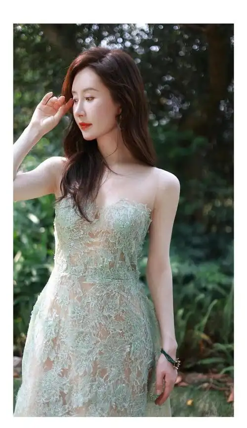 舒畅晒最新穿搭美照一袭绿色蕾丝抹胸透视裙优雅甜美清新脱俗