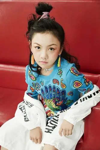 五月封面大片王晰乐带你窥探演技派少女的摩登之事