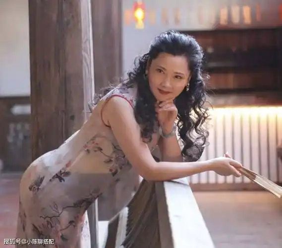 50岁后风韵犹存的女星,我只服这4位,穿衣高雅大方,贵气显著_气质_潘虹