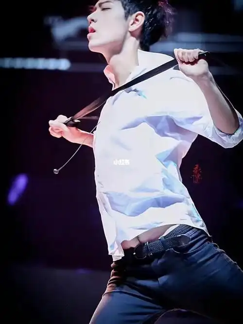 肚肚上有毛毛的战哥瑟瑟