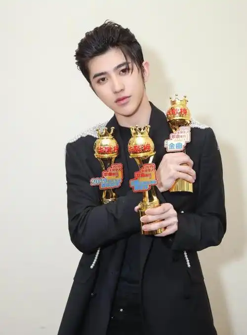 蔡徐坤不到两年的时间就击败了周杰伦,汪峰,张靓颖和王力宏等一众大咖