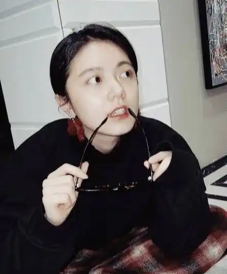 赵今麦晒日常,做了美甲还带水钻,成为新晋"国民妹妹"好开心_人缘_恋情