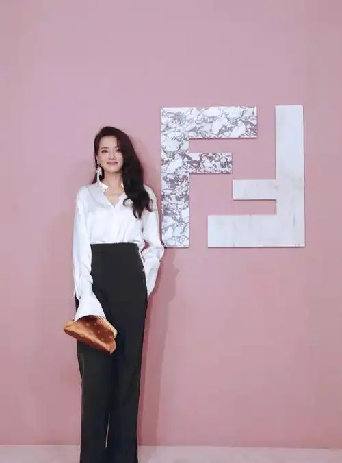 舒淇穿西装走路带风,一双拖鞋就可以做到!网友:我缺的是拖鞋吗