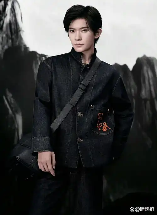 易烊千玺emporio armani 2024秋冬系列大片,黑色牛仔套装 灰色西装
