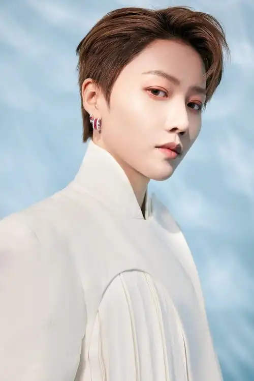 刘雨昕粉色眼影##刘雨昕白色大衣##刘雨昕白色国风长袍##刘雨昕立领