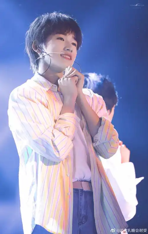 美脸细腰长腿综艺感十足有梗亚学吸粉无数高中生宋亚轩:手握中戏第