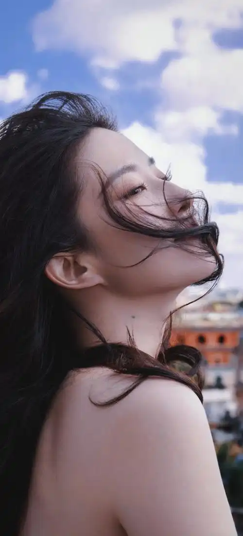 刘亦菲祖母绿高珠#  -#刘亦菲被单膝送花#  -壁纸/桌布/头像/背景