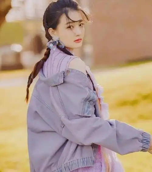 尤其是米白色的小裙子,突出了徐璐小姐姐的温柔气质,单品与个人气场