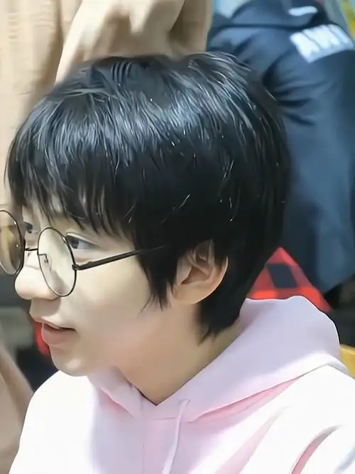 粉色霖霖很可爱,萌到你的心坎上#贺峻霖  #时代少年团贺峻霖  #月光