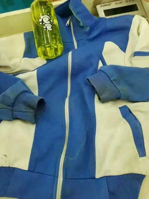 校服校服,小孩的衣服最容易脏了
