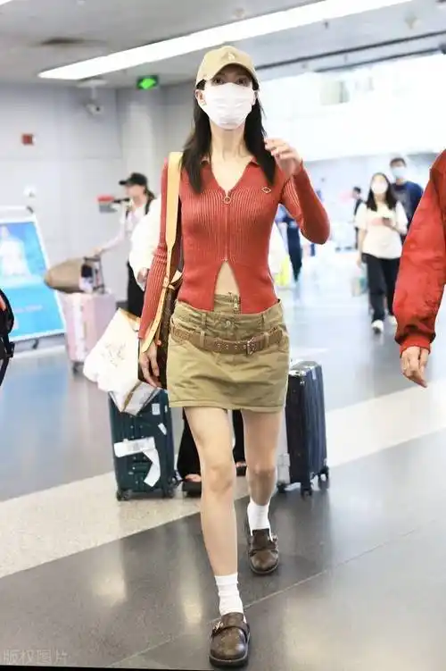顶级美女金晨现身首都机场,身穿短裙大秀美腿,魔鬼身材太辣了!