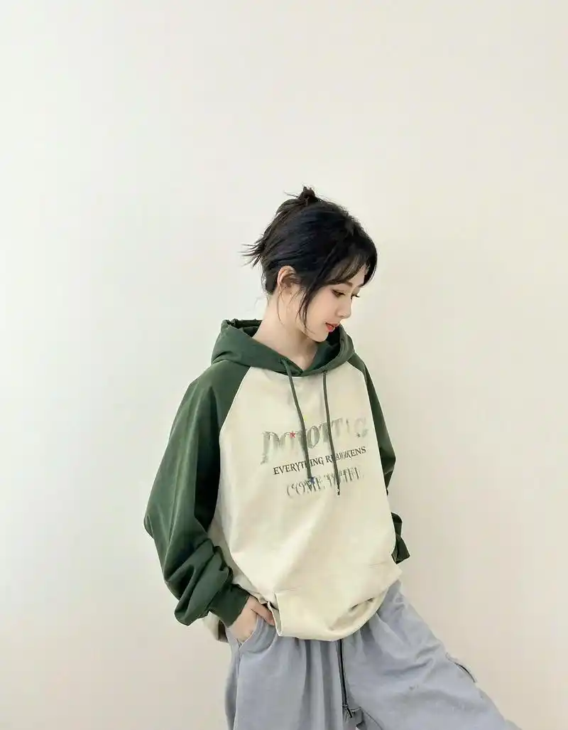 杨紫 插肩袖宽松卫衣.来自 dnt 1月7日 99 frin - 抖音