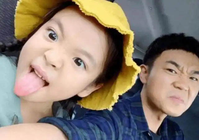 当初女儿喜欢上偶像男星蔡徐坤,大鹏还帮着孩子一起追星,是一位十分