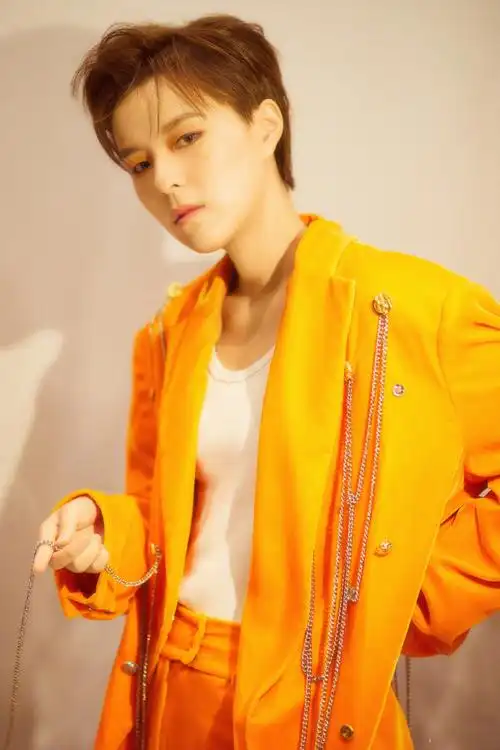 杨芸晴一身明艳橙色套装,搭配个性十足的金属链条,青春又活力!