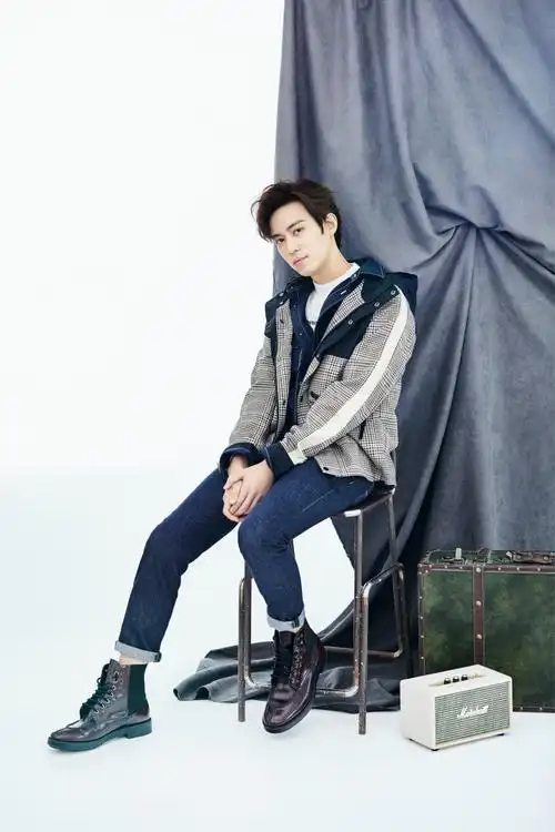 陈楚河风衣写真曝光 温暖深秋自在洒脱