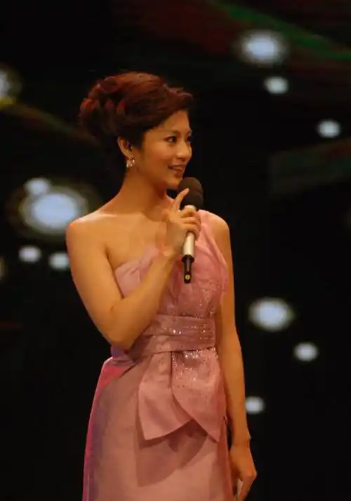 央视美女主持孟盛楠,气质美貌才华兼备,如今41岁仍单身未婚_表演_铁路