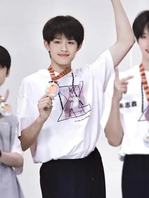 大白牙 眼下痣都有#张极  #tf家族三代  #tf家族夏日运动会  #我的