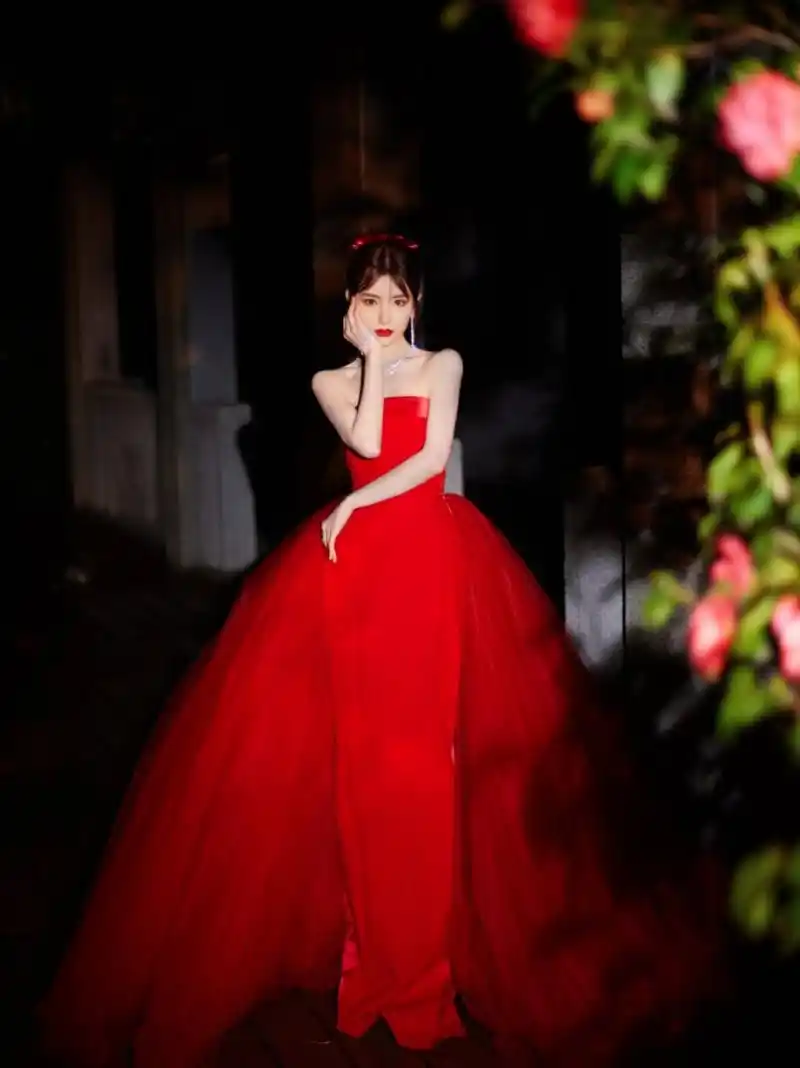 毛晓彤穿红色抹胸礼服裙,展露白皙的香肩