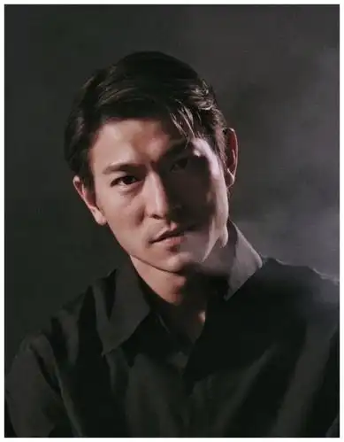 只是相比年轻时候的他来说,现在的刘德华,在帅气之外,又多了一些可爱.