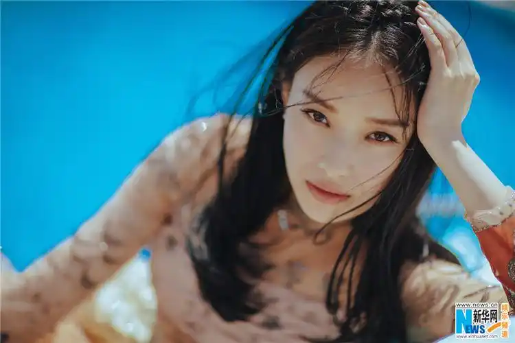 曝倪妮戛纳泳池边晒太阳美图 忙里偷闲心情好